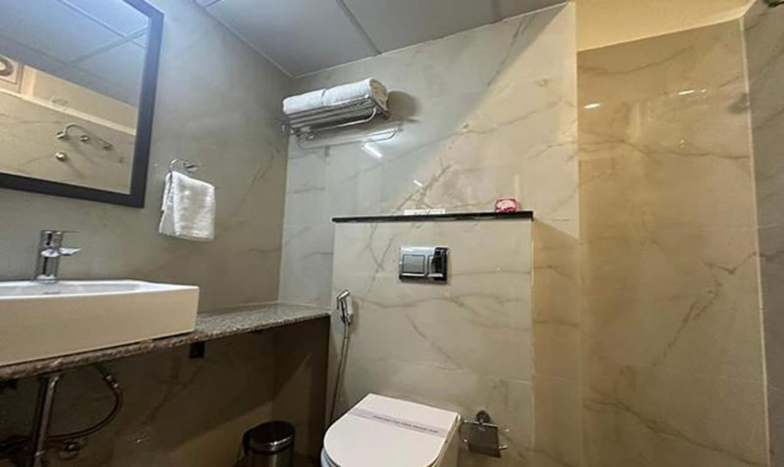 Bathroom 3, Fabhotel Prime Landridge, Hyderabad