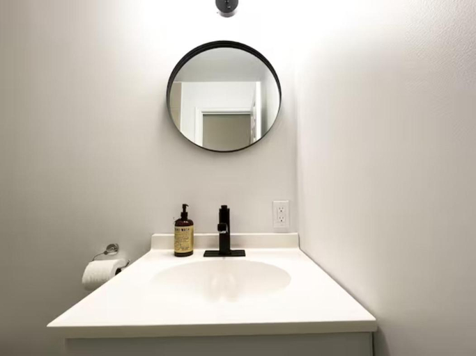 Bathroom 2, Lake Superior Boutique Hotel, Thunder Bay