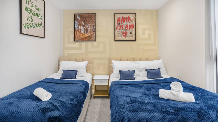 Bedroom 2, 2 Bed Apt Sleeps 7 - Arcade Machine, Wifi, Central, Birmingham