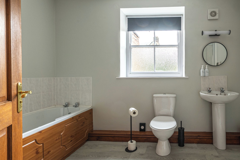 Bathroom 4, The Kings Arms, Cumbria