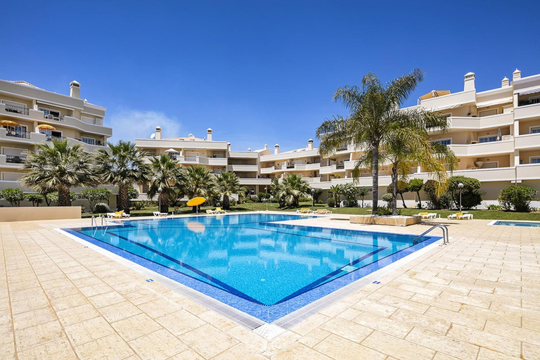 Pool 5, Beautiful 2-bed Apartment in Albufeira, Albufeira