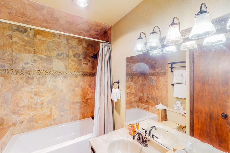 Bathroom 2, Silver Lodge B, Grand