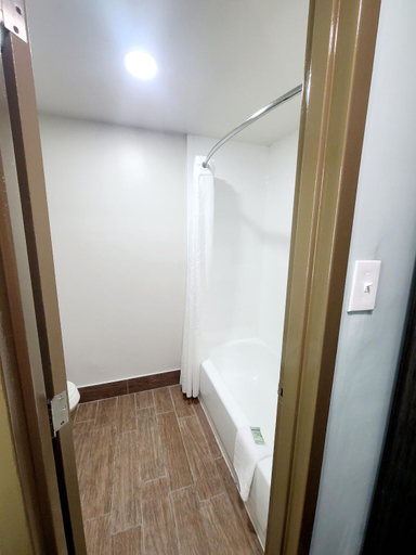 Bathroom 3, Ocean Reef Suites, Dare