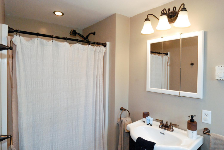 Bathroom, Maple Leaf Lodge, Essex