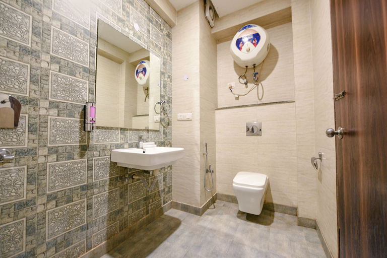 Bathroom 2, Fabhotel Laxmi Palace, Delhi