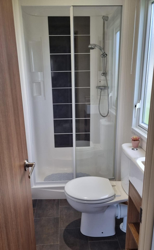Bathroom 3, Stunning Seaside Lodge Nr New Forest 2 bed, Dorset