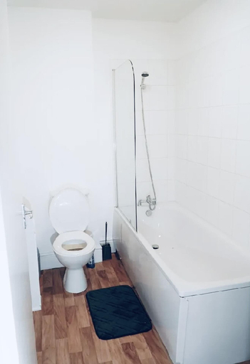 Bathroom, Clean, Spacious 2-bed Apartment in Brierley Hill, Dudley