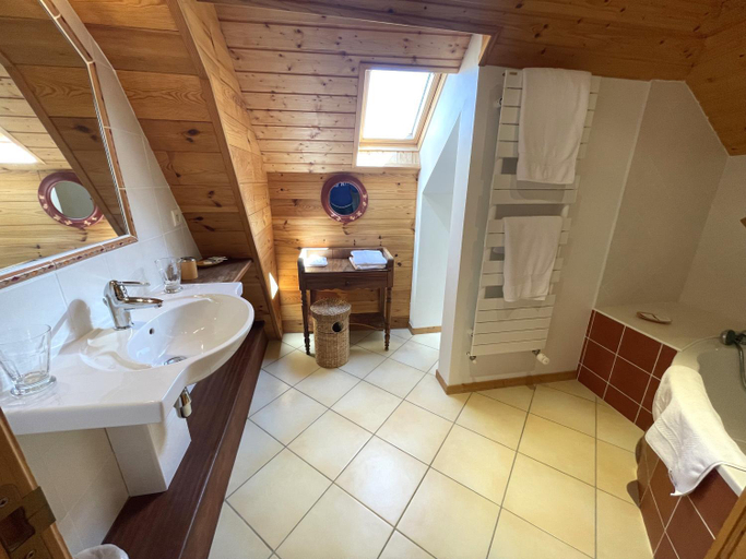 Bathroom 2, Domaine de Montvianeix, Puy-de-Dôme
