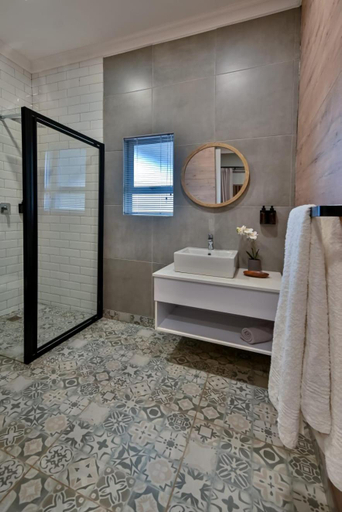 Bathroom 3, Summer Palace Guesthouse, Mangaung