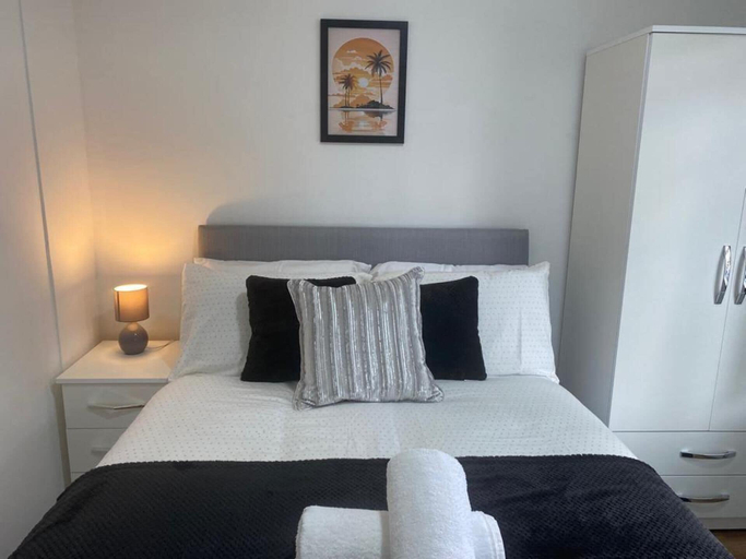 Room 4, 4BR Sleeps 9 With Garden and Parking, Birmingham