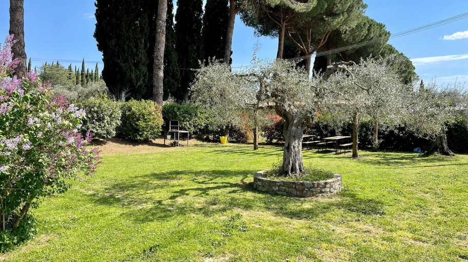 Property grounds 2, Lake Trasimeno Tranquil Retreat, Perugia