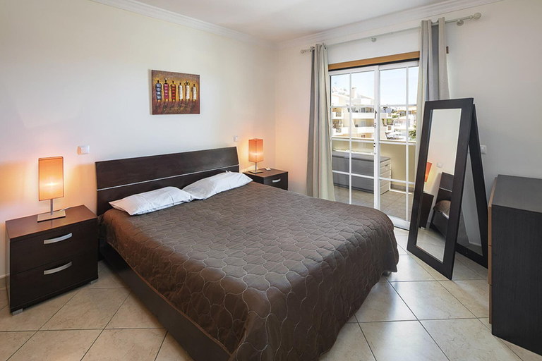 Room 2, Beautiful 2-bed Apartment in Albufeira, Albufeira