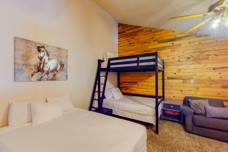 Bedroom 1, Silver Lodge B, Grand