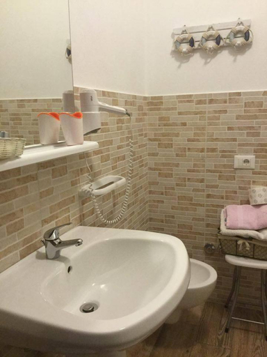 Bathroom 3, Ferrari, Ferrara