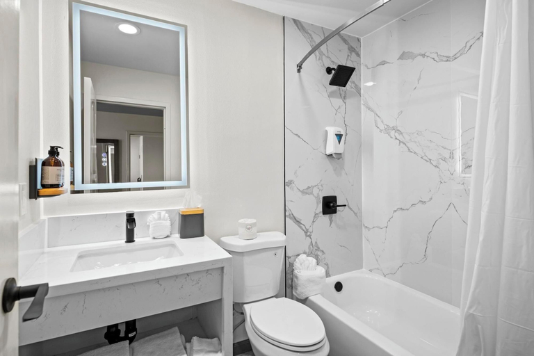 Bathroom 4, Hyland Inn Long Beach, Los Angeles