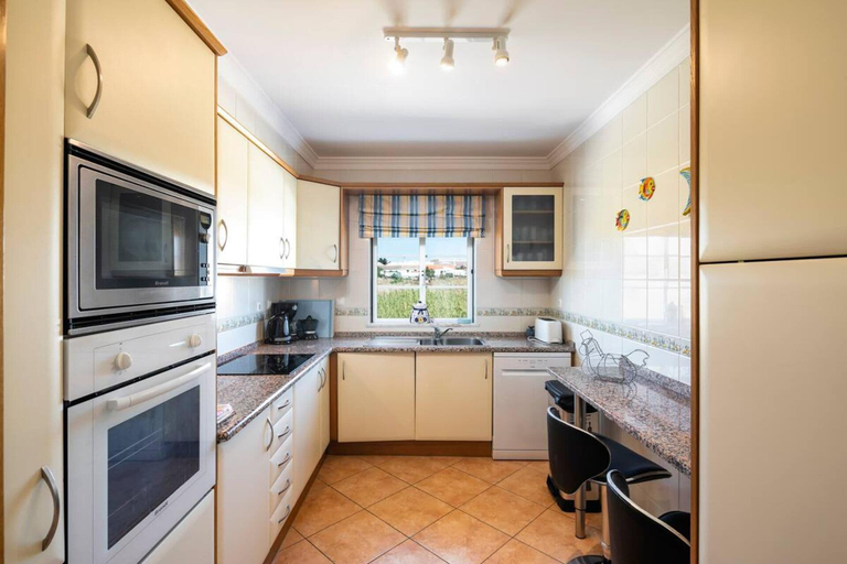 Private kitchen 4, Lovely 2-Bed Apartment in Sao Rafael, Albufeira