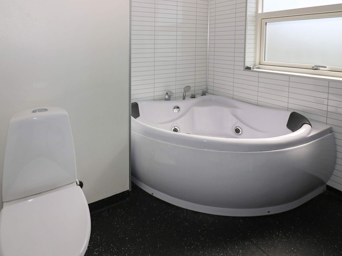 Bathroom 5, Spacious Retreat With Whirlpool - By Traum Ferienwohnungen, Mariagerfjord