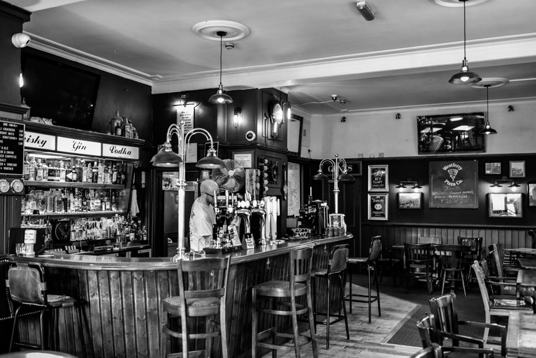Others 3, The Ship Inn, London