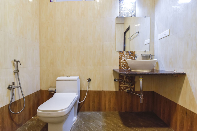 Bathroom, Fabhotel Sterling Garden, North Goa