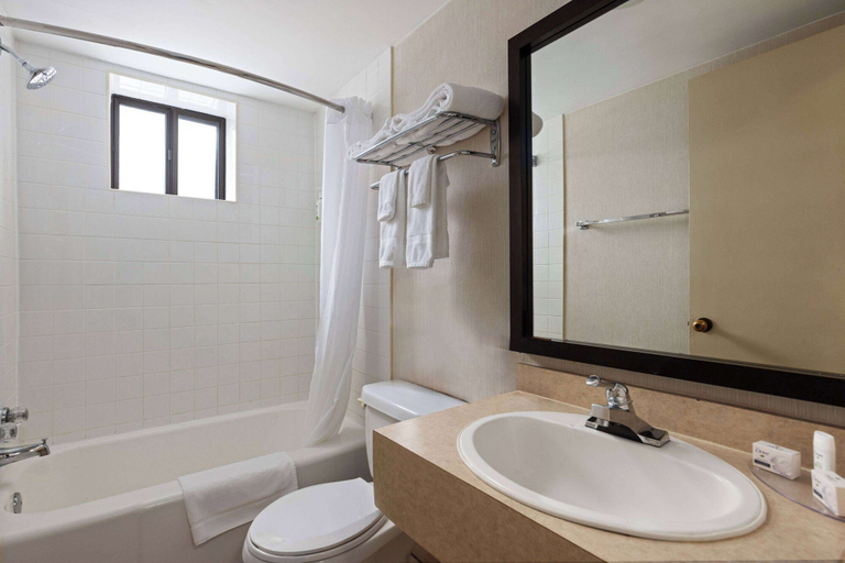Bathroom 4, Travelodge by Wyndham Thunder Bay, Thunder Bay