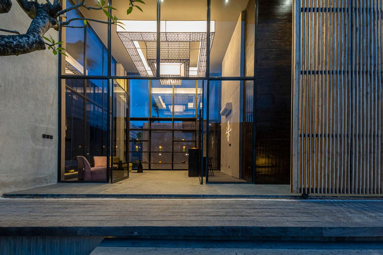 Exterior & Views