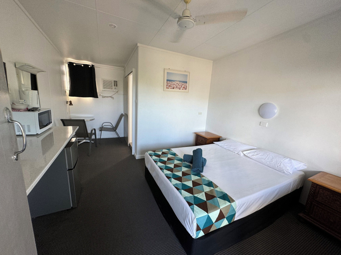 Bedroom 2, Cairns City Motel, Cairns