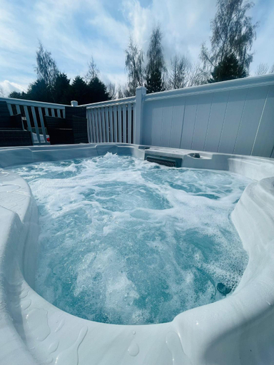 Sport & Beauty 5, Evergreen Lodge with Hot Tub, East Riding of Yorkshire