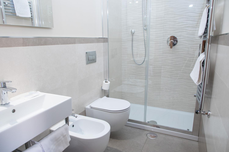 Bathroom 4, Albergo Dei Leoni, Roma