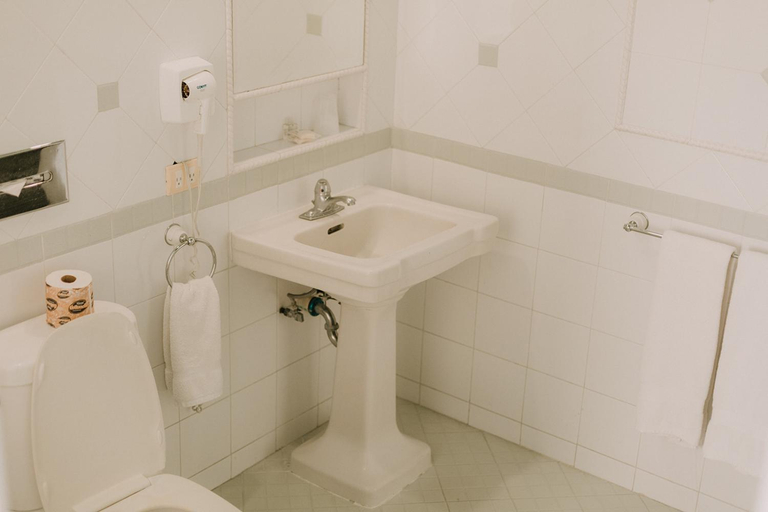 Bathroom 5, Hotel Leon, León