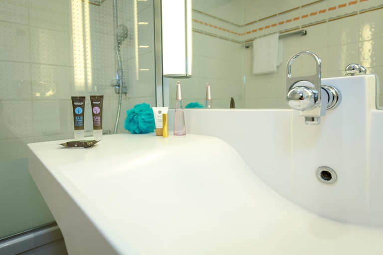 Bathroom 5, Novotel Perpignan, Pyrénées-Orientales
