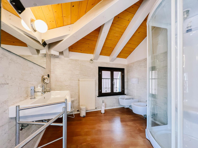Others 4, CRUdiS Luxury rooms, Udine