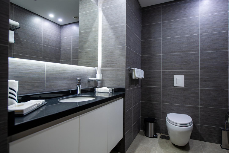 Bathroom 2, ZUR Studios and Suites, Beirut
