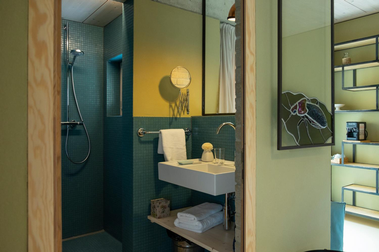 Bathroom 16