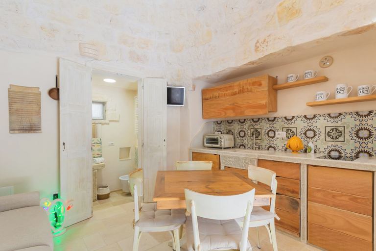 Others 5, Trullo del Lazzarone con Jacuzzi, Brindisi
