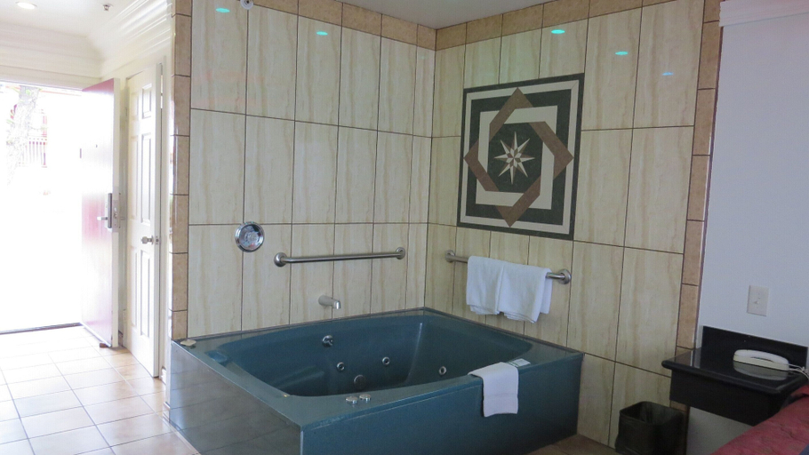 Bathroom 5, Rodeway Inn Santa Ana - Garden Grove, Orange