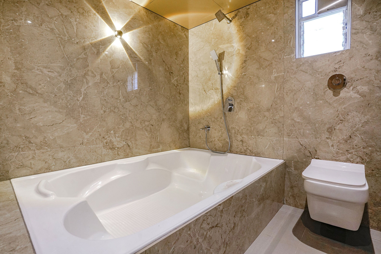 Bathroom 3, Fabhotel Aqua Rooms, Thane