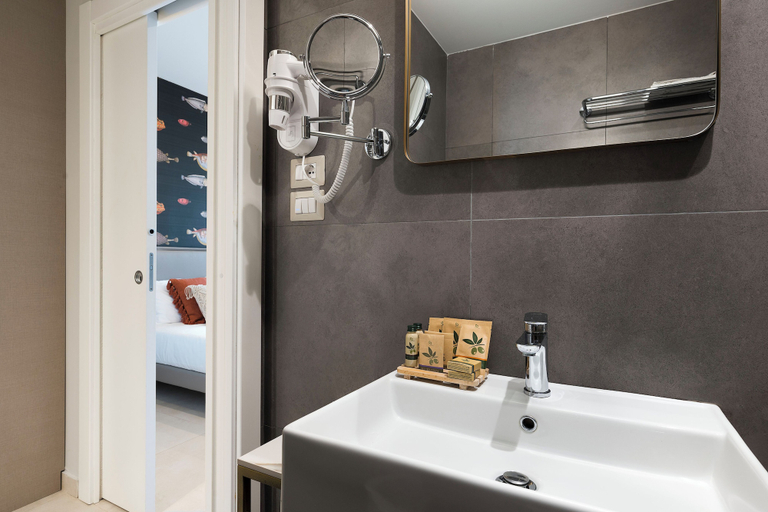 Bathroom 4, Belduomo, Messina