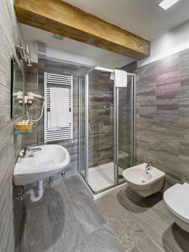 Bathroom 5, Hotel Corona, Belluno