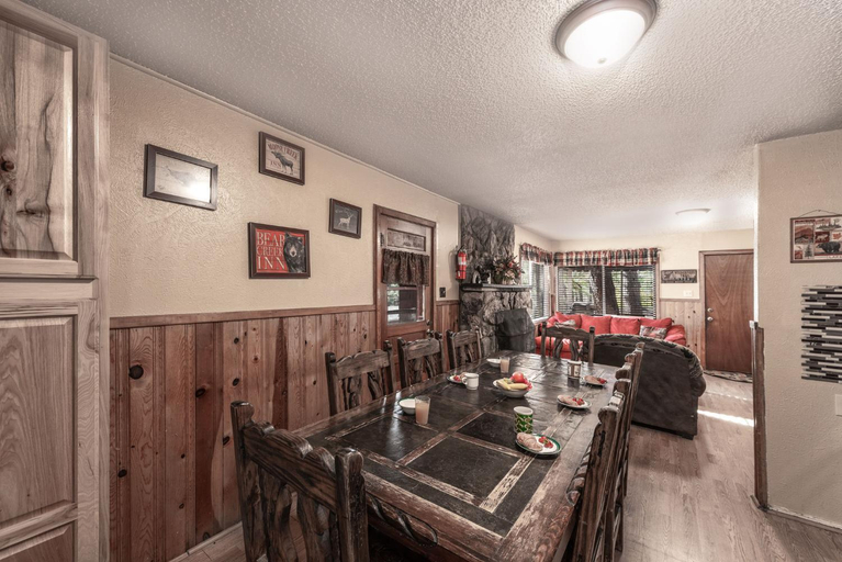 Food & Drinks 5, Canyon Cabins, Lincoln