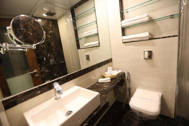 Bathroom 4, Citizen Hotel, Mumbai Suburban