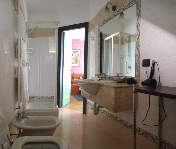 Bathroom 3, Mini Hotel Wine & Dreams, Cuneo