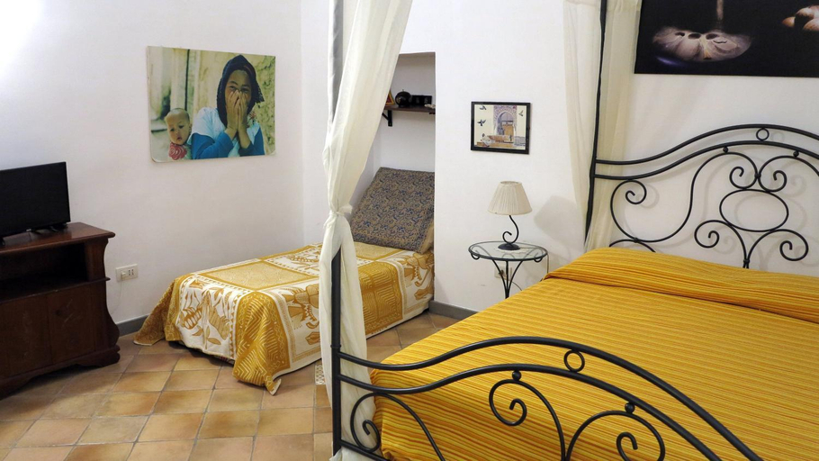 Bedroom 2, Centro Antico Bed and Breakfast, Napoli