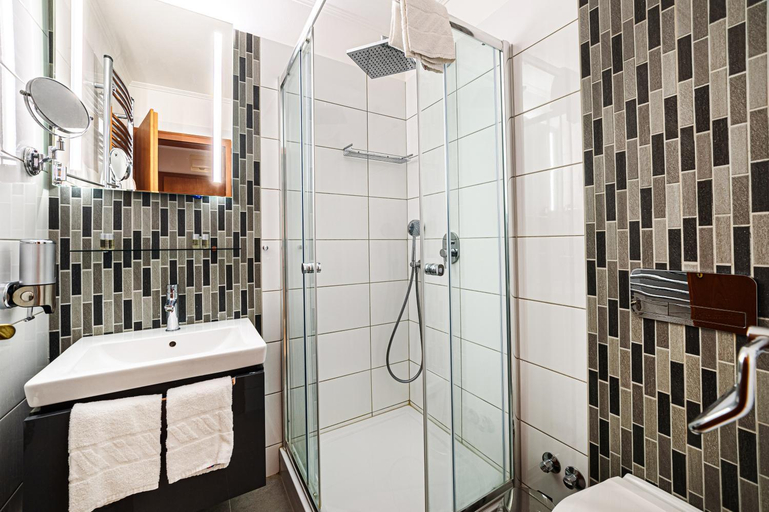 Bathroom 4, ホリデイ クラブ サイマー ホテル, Hévíz/Keszthely