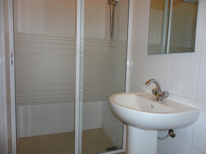 Bathroom 3, Shalimar Hotel, Colombo