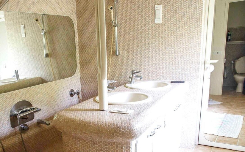 Bathroom 4, La Tricherie, Gers