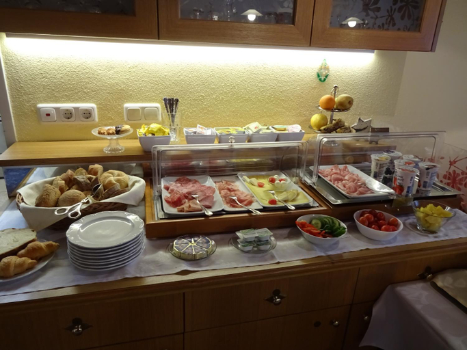 Food & Drinks
