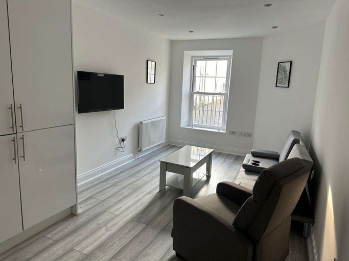 Others 5, Inviting 1-bed Apartment in Walton on the Naze, Essex