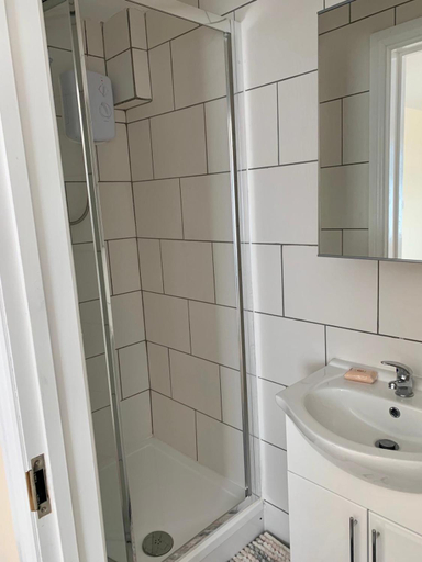 Bathroom 2, Gladstone Park Gardens, London