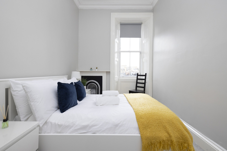 Bedroom 2, JOIVY 4-Bed Stylish Flat In Edinburgh City Centre, Edinburgh