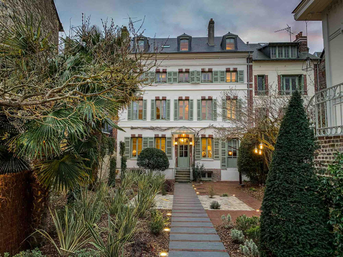 Exterior & Views